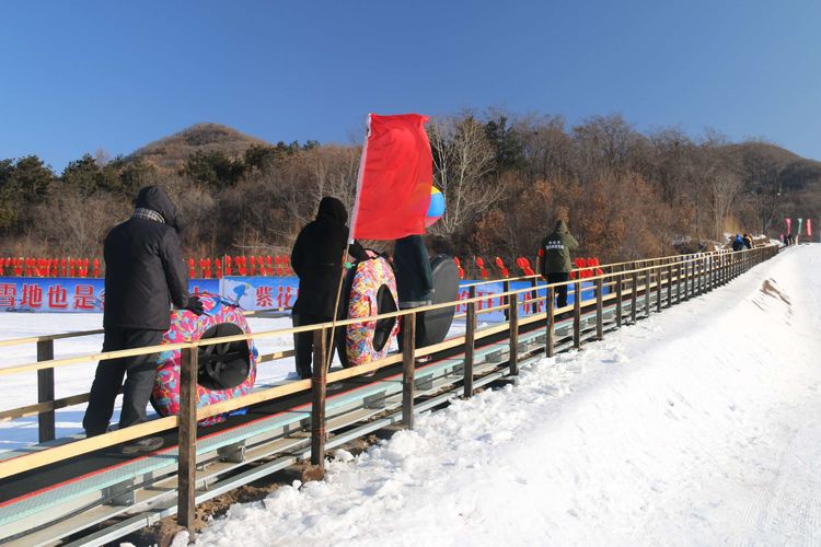 紫花岭滑雪场坐落于东洲区兰山乡紫花岭风景区,2017年在紫花岭戏雪